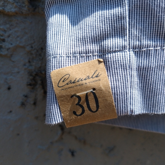 ROUNDTREE & YORKE SHORTS.  SZ 30.  NEW!! - Picture 4 of 10